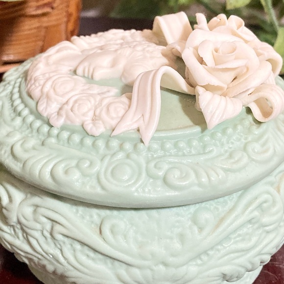 VTG JTS Jasperware - Green & White Cameo Footed Trinket Box - Picture 7 of 10